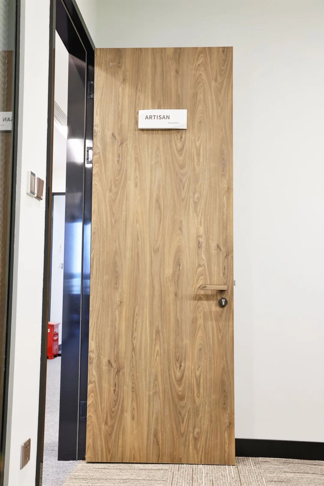 富美家?室內(nèi)門配色豐富，木紋等系列配合20多種表面處理，這些色彩也完全適用于執(zhí)手鎖的定制。門把手內(nèi)鑲嵌任意富美家?裝飾耐火板，與門扇面保持一致，堅(jiān)固耐用尤其適合辦公空間，每處細(xì)節(jié)都經(jīng)過設(shè)計(jì)，使美觀和實(shí)用得到完美統(tǒng)一。