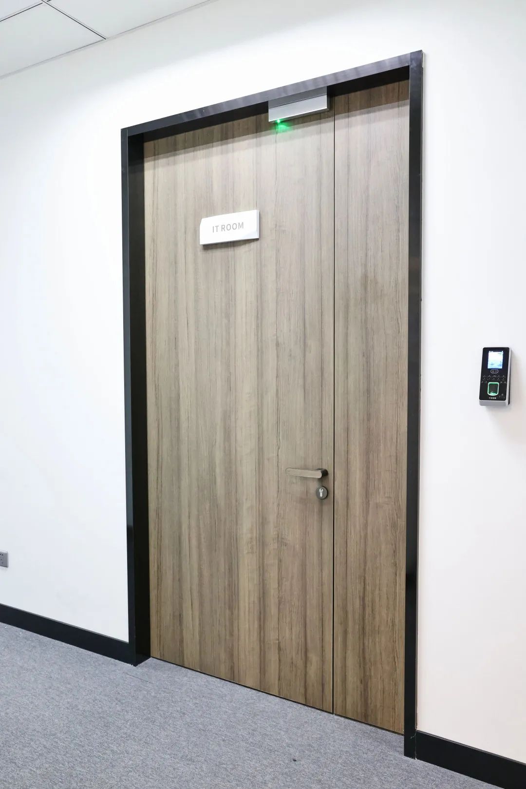 富美家?室內(nèi)門配色豐富，木紋等系列配合20多種表面處理，這些色彩也完全適用于執(zhí)手鎖的定制。門把手內(nèi)鑲嵌任意富美家?裝飾耐火板，與門扇面保持一致，堅(jiān)固耐用尤其適合辦公空間，每處細(xì)節(jié)都經(jīng)過設(shè)計(jì)，使美觀和實(shí)用得到完美統(tǒng)一