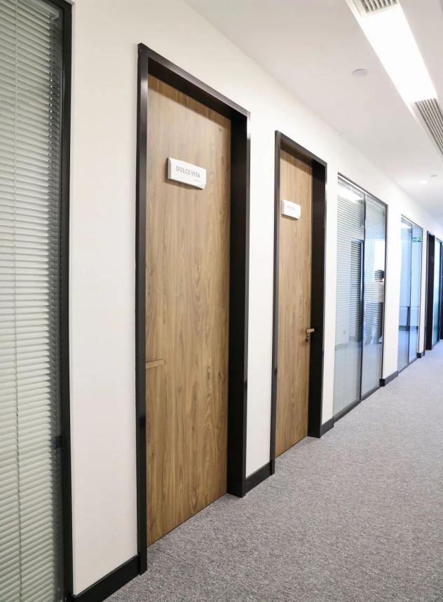 富美家?門把手采用獨(dú)立回彈結(jié)構(gòu)，輕便且堅(jiān)固耐用，非常適合多人使用的商業(yè)空間。