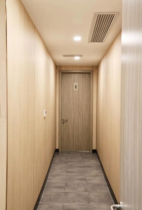 富美家?門把手采用獨(dú)立回彈結(jié)構(gòu)，輕便且堅(jiān)固耐用，非常適合多人使用的商業(yè)空間